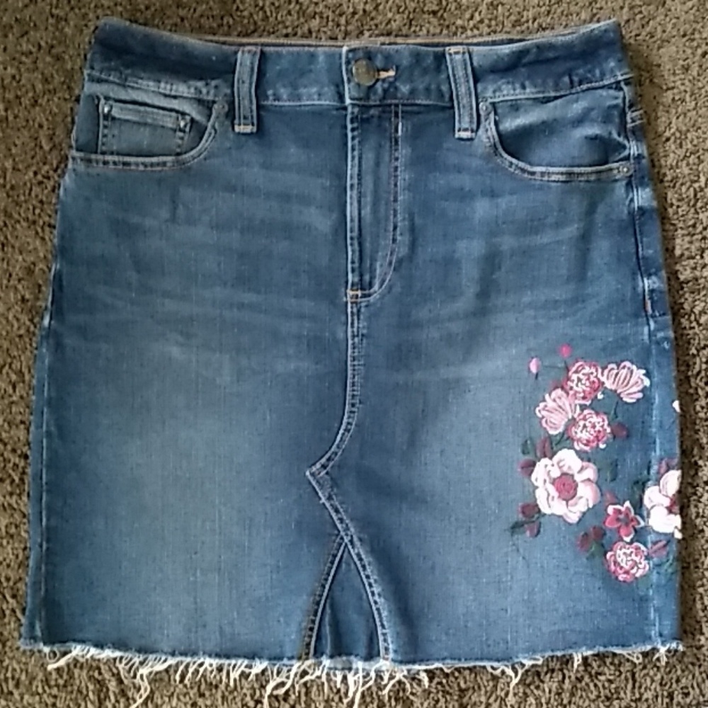 Fashion skirt w/ embroidered on flowers